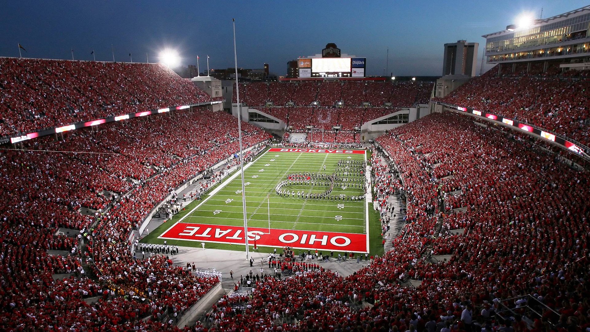 爱游戏平台-轻艇马拉松鸣枪，选手湖中竞风流，赛艇马拉松