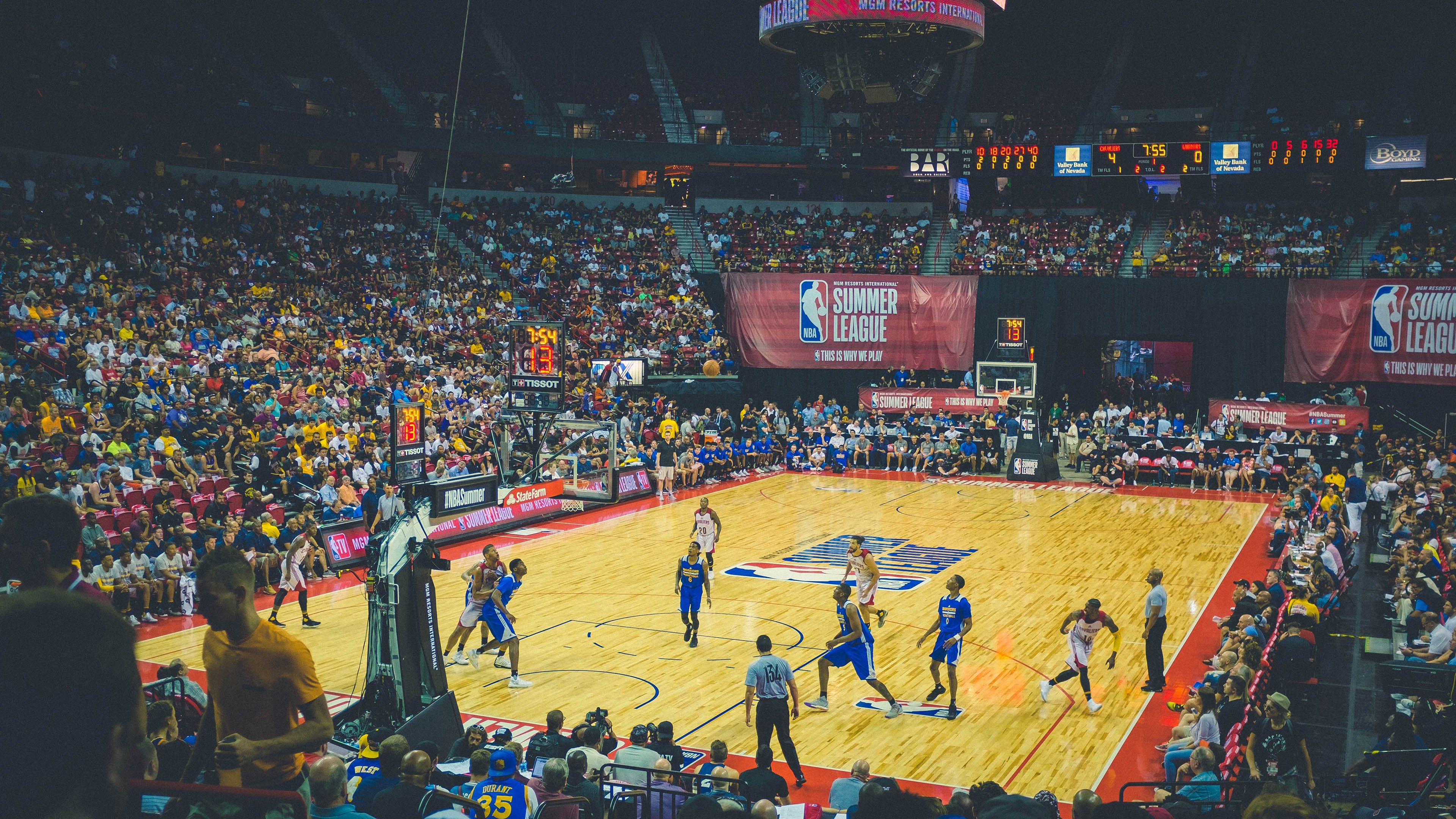 澳大利亚接力队赛后感谢团队支持与鼓励，澳大利亚女子游泳接力队员